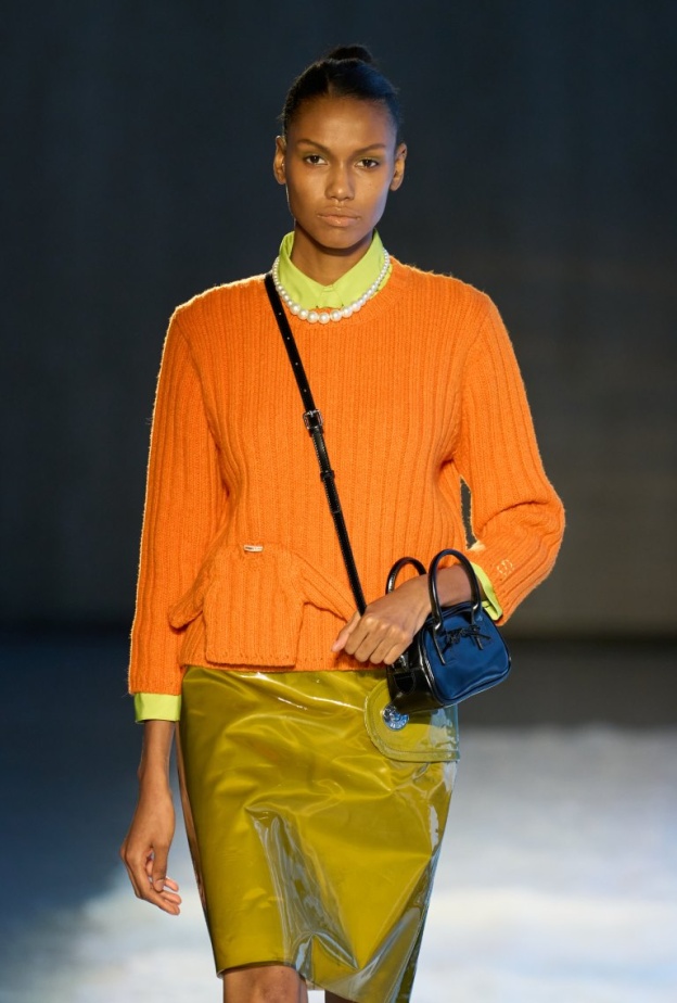 قميص صوف باللون البرتقالي النيون من مجموعة Sandy Liang خريف شتاء 2025.