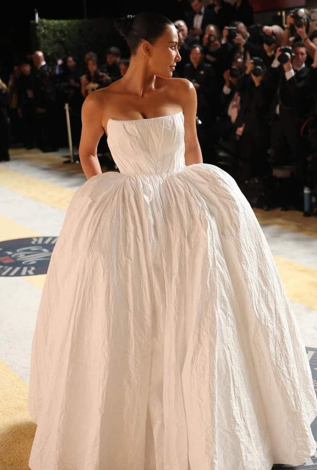 كيم كارداشيان بفستان أبيض عصري من Balenciaga