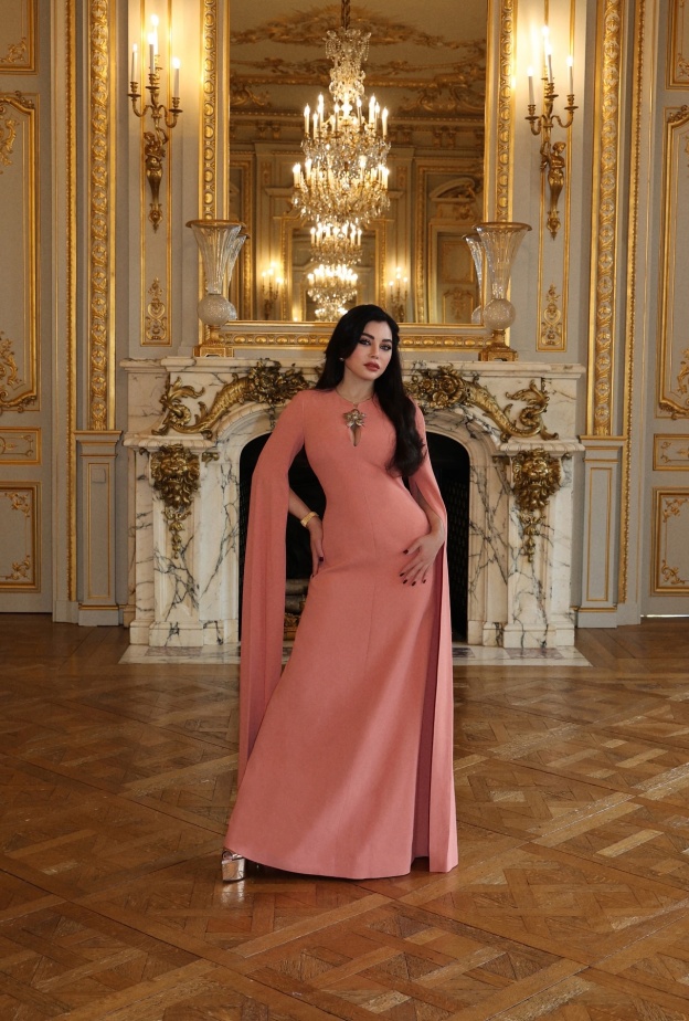 هيفاء وهبي تُنسّق إطلالات مجوهراتها مع الأزياء المحتشمة