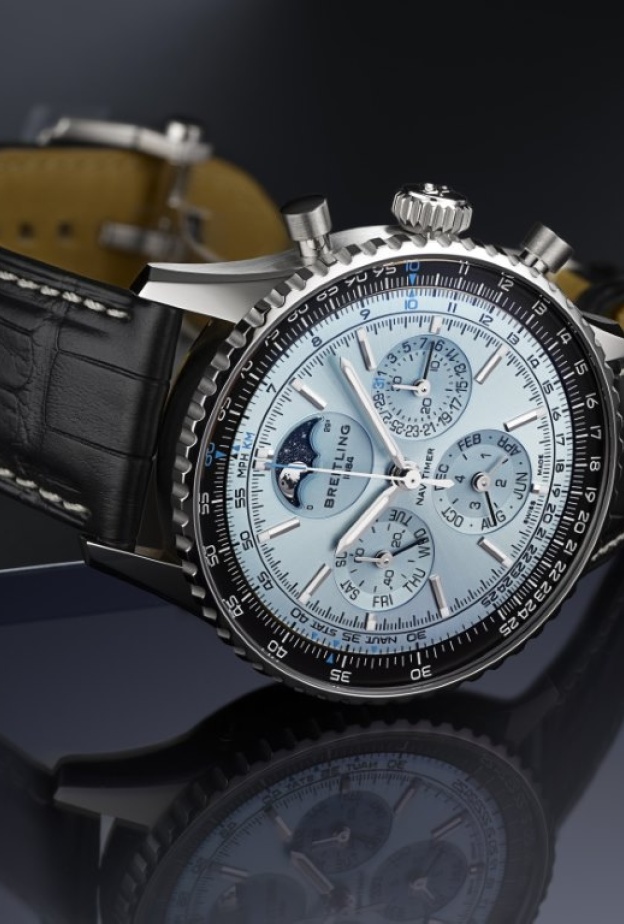بريتلينغ تُطلق ساعة نافيتايمر B19 كرونوغراف بواجهة باللون الأزرق الجليدي