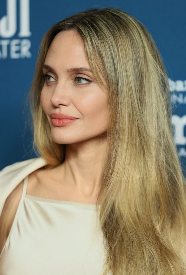 أنجلينا جولي تحاكي جيل الشباب بصيحات جمالية متميّزة