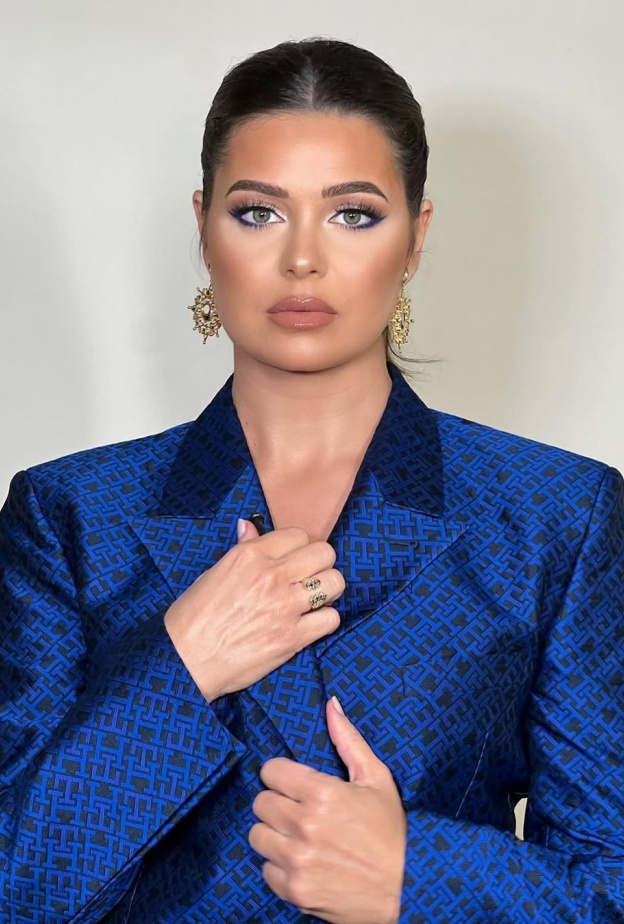 الفنانة يسرا اللوزي برسمات الآيلاينر الزرقاء والعريضة