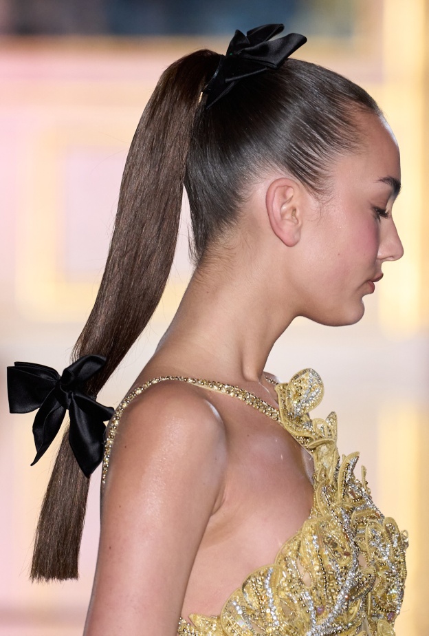 تسريحات الشعر المرفوع مع ذيل الحصان من دار Zuhair Murad