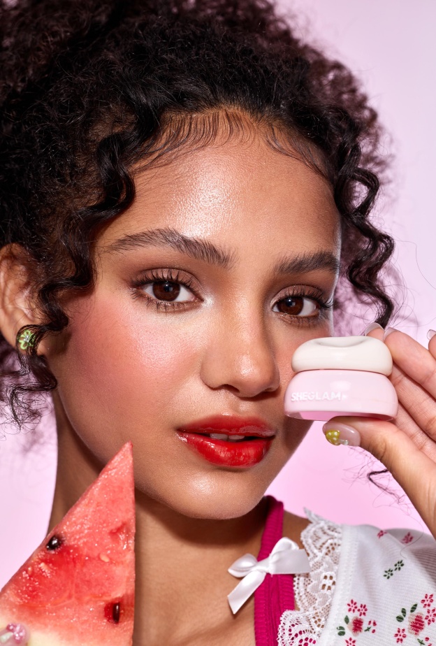 مرطب الشفاه الهلامي Hydra Jelly Pocket Lip Jam للحصول على لمعة وترطيب لمكياج عيد مشرق من علامة SHEGLAM