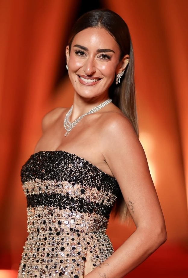 مكياج سموكي أسود ومات مع الظلال البنية بأسلوب أمينة خليل