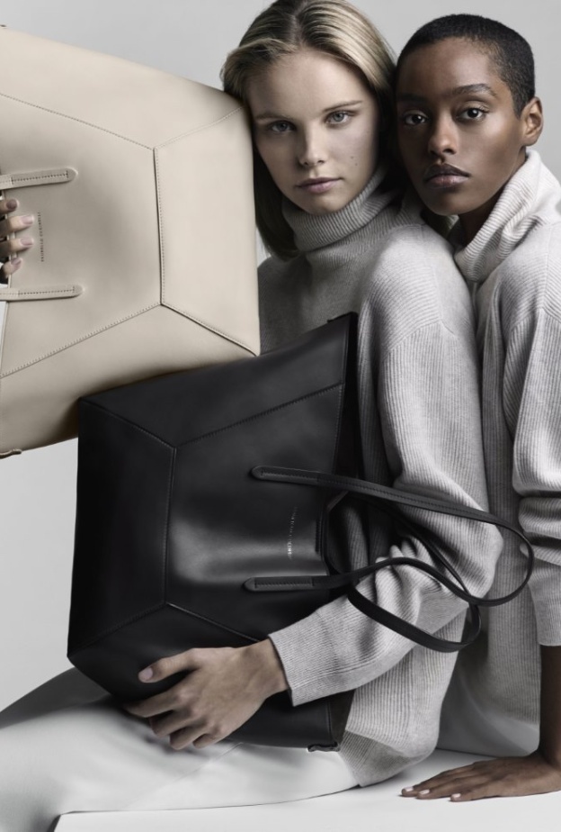 Brunello Cucinelli تطرح حقيبة BC Duoمن مجموعة ربيع - صيف 2025 للنساء