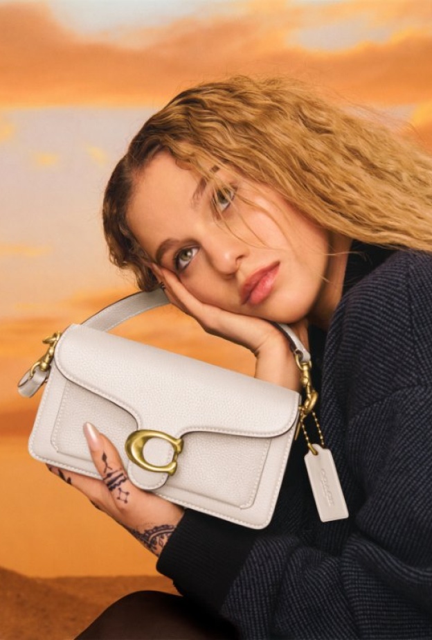 إليانا تُطلّ لأوّل مرّة في حملة "كوتش" الرمضانية احتفاءً بمبادرة العلامة التي تدعو العملاء إلى التحلّي بالشجاعة ليكونوا على حقيقتهم