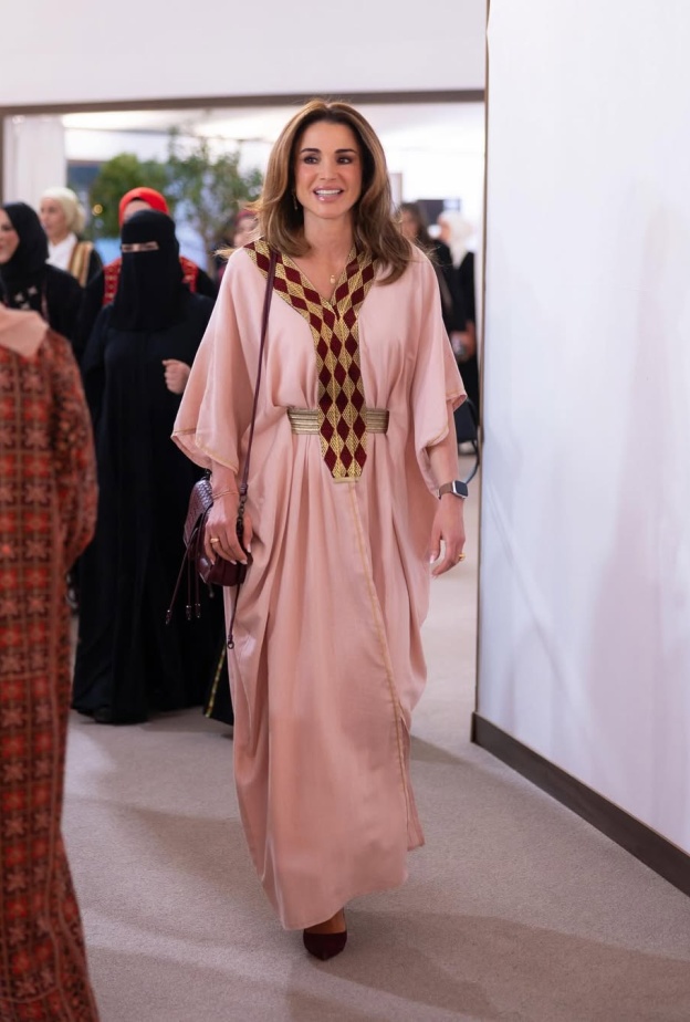 الملكة رانيا تُلهمنا بأزيائها التراثية الشرقية لإطلالات شهر رمضان وأحدثها بالعباءة الوردية