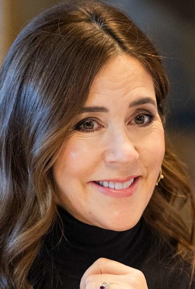 الملكة ماري تستأنف نشاطها العام بإطلالة مبهرة