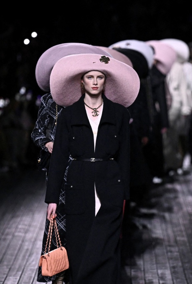 من عرض CHANEL في أسبوع الموضة الفائت لخريف وشتاء 2024-2025