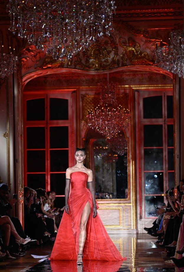 صورة من عرض مجموعة ربيع وصيف 2025 للأزياء الراقية للمبدع العالمي Zuhair Murad