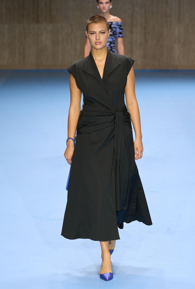 فستان أسود ناعم ميدي من Carolina Herrera 