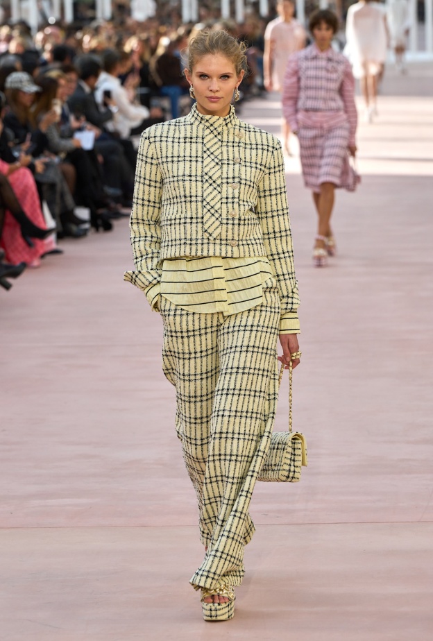 بدلات نسائية مشرقة بألوان زاهية من Chanel