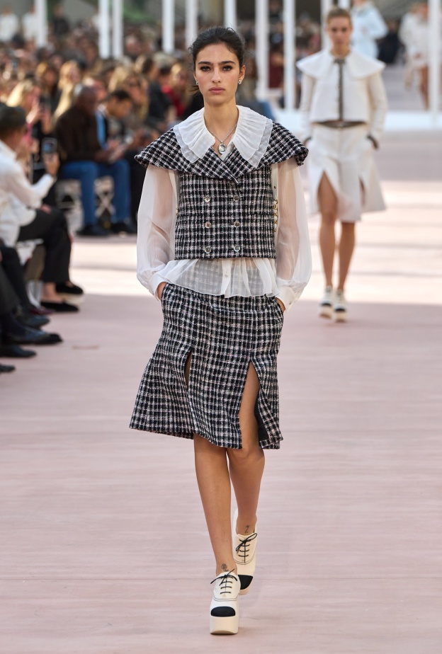 إطلالة من CHANEL