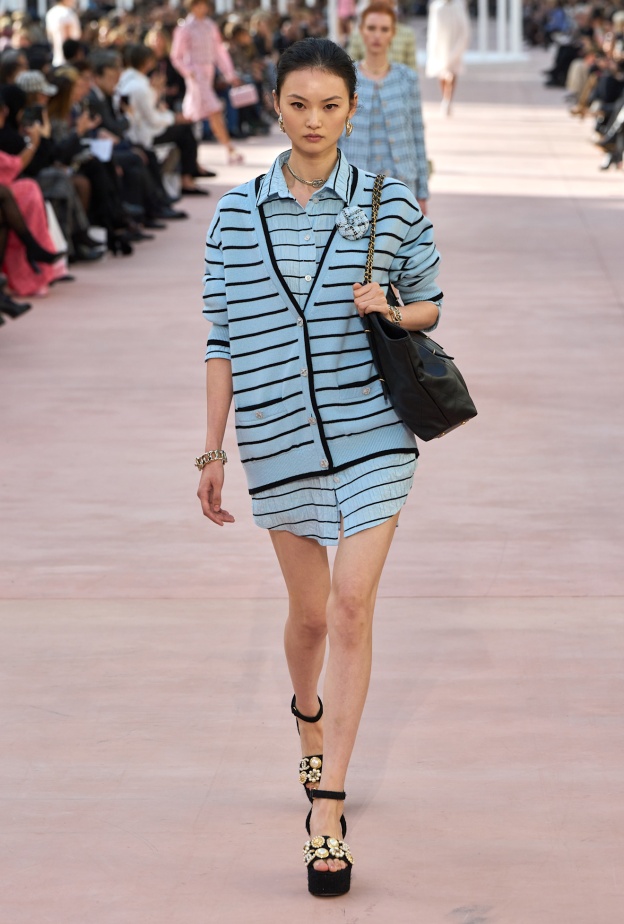 إطلالة من CHANEL