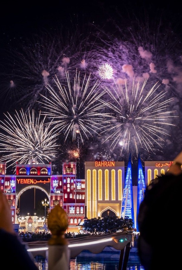 القرية العالمية تحتفل بعيد الفطر بعروض نارية وتجارب ترفيهية استثنائية