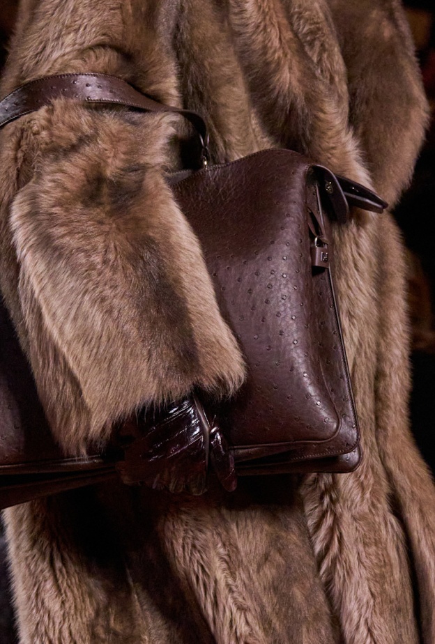 بعد أن حظرتها العلامات الكبرى... الفراء تعود إلى منصات العروض لكن بحيلة!