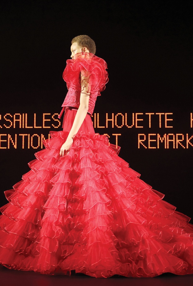 مُداعبة الخطر.. مصممو الأزياء الراقية يبرهنون على أن الأزياء  الراقية ما هي إلا انعكاس للواقع