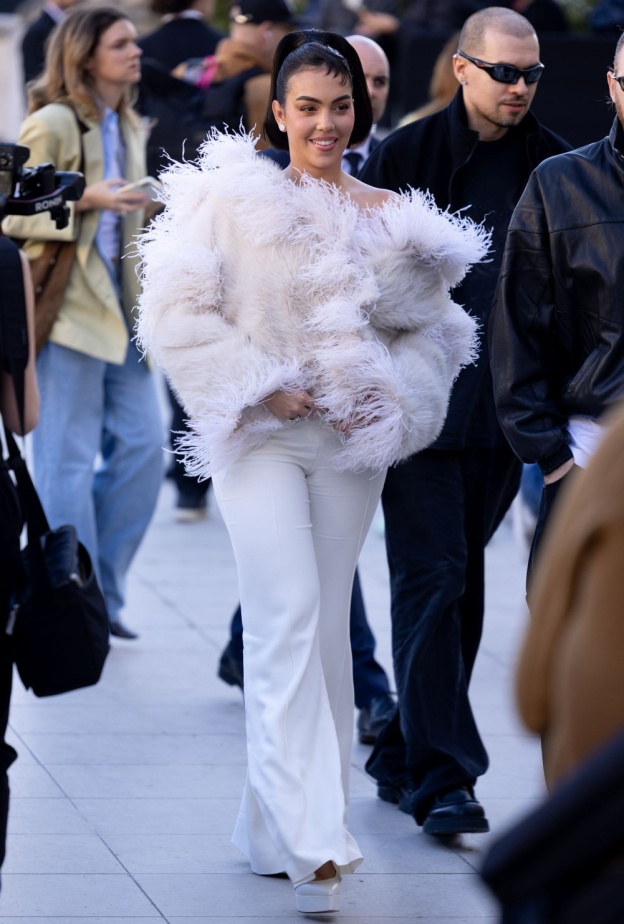 جورجينا رودريغيز بإطلالة بيضاء بتوقيع إيلي صعب- صورة من Getty Images