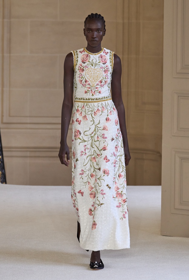 فساتين مزينة بنقشات الورود من Giambattista Valli