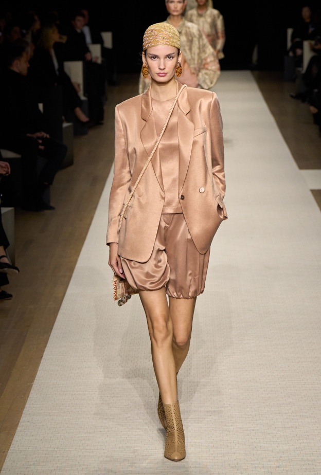 إطلالة من Giorgio Armani