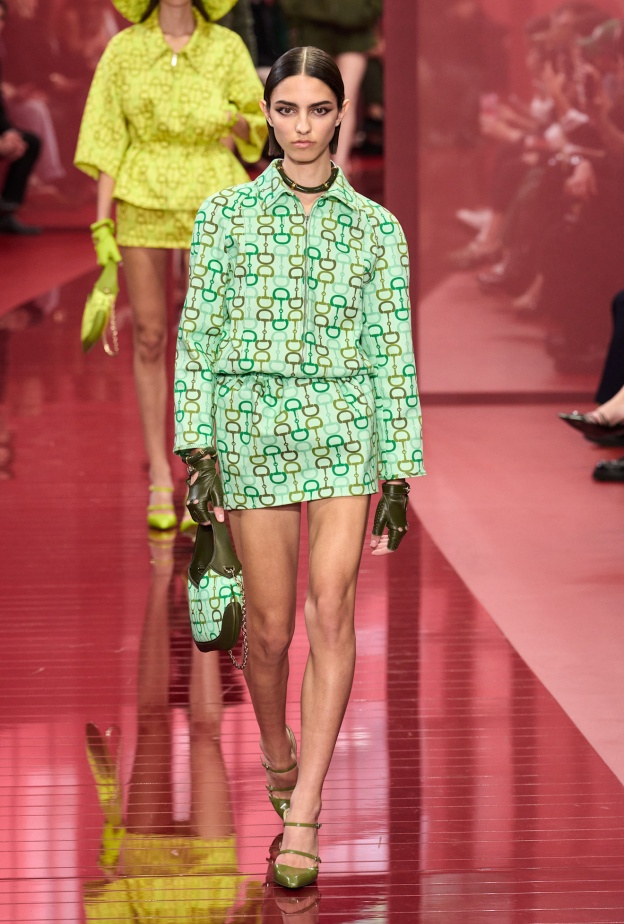 إطلالة زاهية مع التنورة الخضراء من Gucci