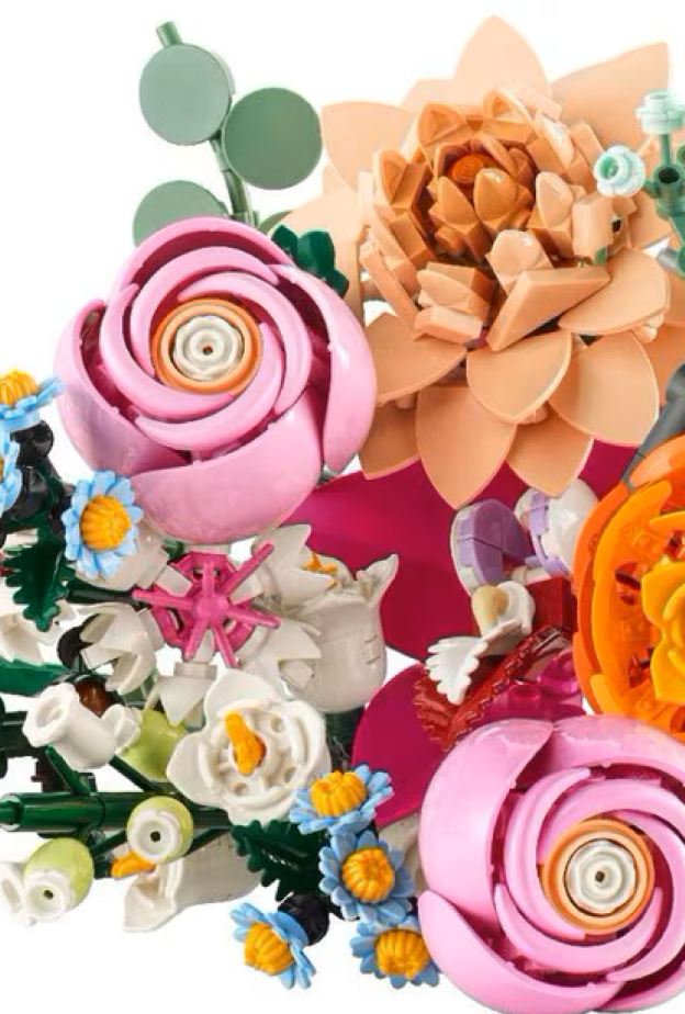 قضاء وقت مميز مع والدتك وبناء  LEGO Pretty Pink Flower Bouquet