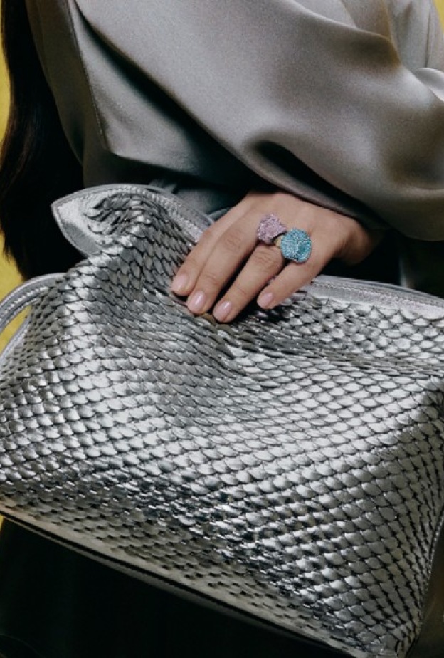 من خلال تشكيلة مستلهمة من أجواء وتقاليد الشهر الفضيل وممزوجة بلمساتٍ مرحة من رموز العلامة، تقدّم LOEWE مجموعة مصغّرة بمناسبة شهر رمضان تضمّ خيارات واسعة وأنيقة من الأزياء الجاهزة والإكسسوارات، التي تستعرضها الدار من خلال حملة إعلانية أشرفت على إخراجها المبدعة اللبنانية السودانية  Dana Boulosوبعدسة Niquita Bento.    تشكيلة Silver تركّز على التصاميم الانسيابية والمواد والأقمشة الفاخرة التشكيلة المصغّرة التي حملت عنوان Silver تركّز على التصاميم الانسيابية والمواد والأقمشة الفاخرة، وتضم حقيبة  Puzzle بإصدارٍ جد