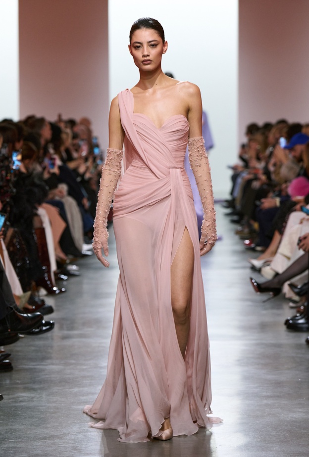 من عروض إيلي صعب للأزياء الراقية