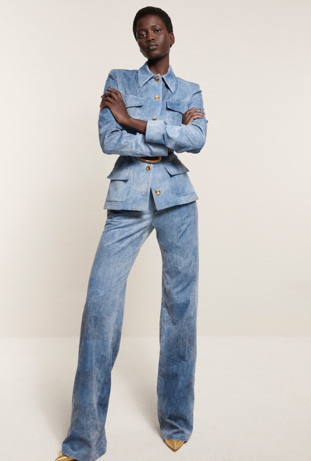 أطقم الجينز عنوان عريض في موضة ربيع 2025