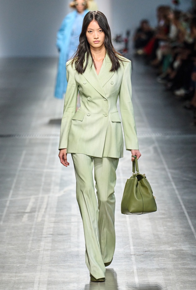 إطلالة من Ermanno scervino