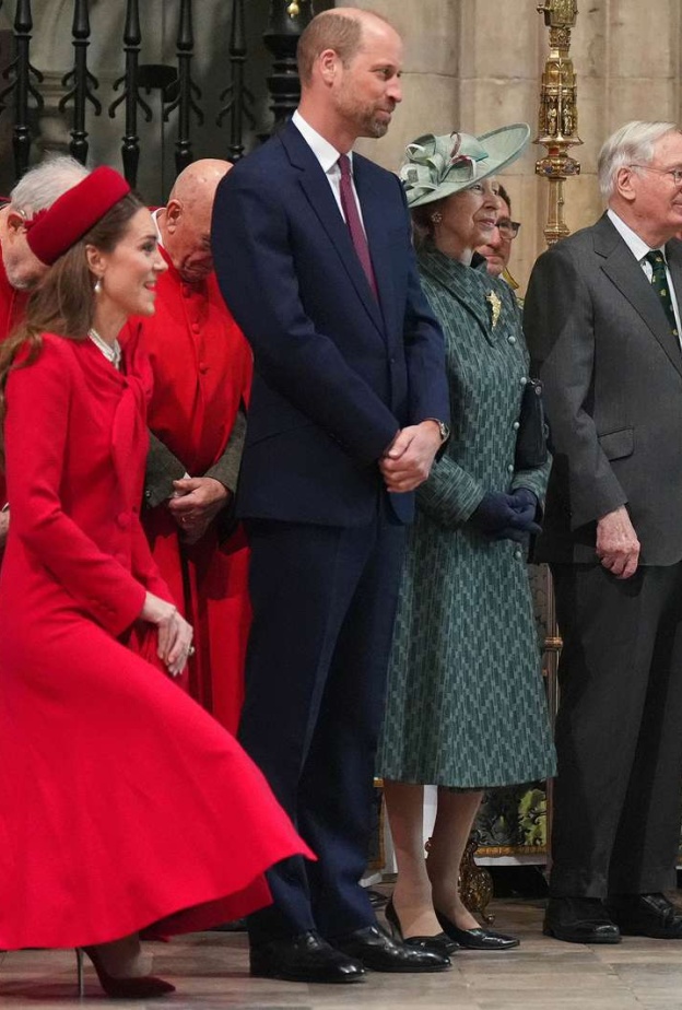 كيت ميدلتون تبدي احترامها للملك والملكة أمام الكاميرات