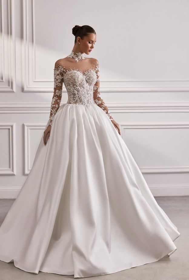 فساتين الزفاف الشفافة تنطلق بقالب أنثوي للعروس الجريئة في 2025   لطيفة الحسنية  منذ انطلاقة تصاميم عام 2025 في ما يتعلّق بفساتين الزفاف، ونحن نلاحظ كيف تحيي الإطلالات أنماط الفينتج العريقة. من خصر الباسك إلى الروكوكو والتنانير المنفوشة، هناك عودة واضحة لاتجاهات لزمن القديم.  إن كنتِ تبحثين عن إطلالة عروس فينتج وساحرة، أنتِ في المكان المناسب لاختيار مظهرك من باقة فساتين زفاف شفافة تليق بموضة عروس ربيع وصيف 2025.  حقيقة، لا يمكن إغفال أناقة التصميم الشفاف الذي ينقلنا إلى موضة العشرينات في حفلات الزفاف؛ فهذا ا