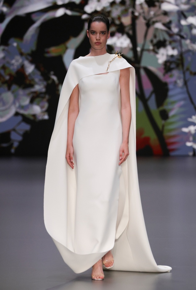 فستان زفاف مع كاب بتصميم عصري من Isabel Sanchis