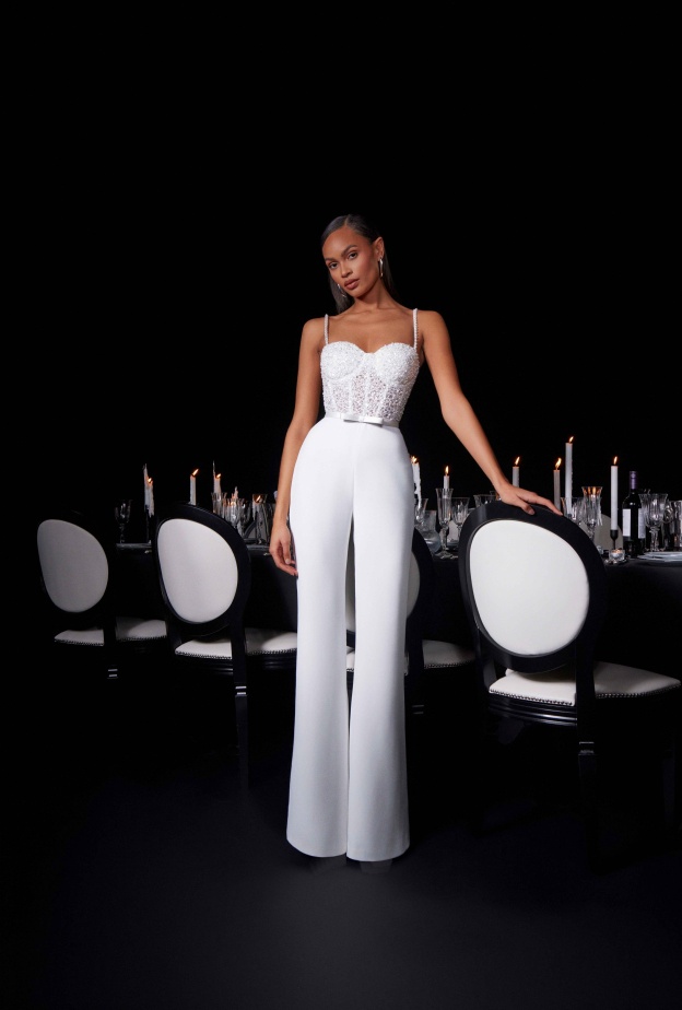 جمبسوت لإطلالة زفاف من نصميم نادين مرعبي