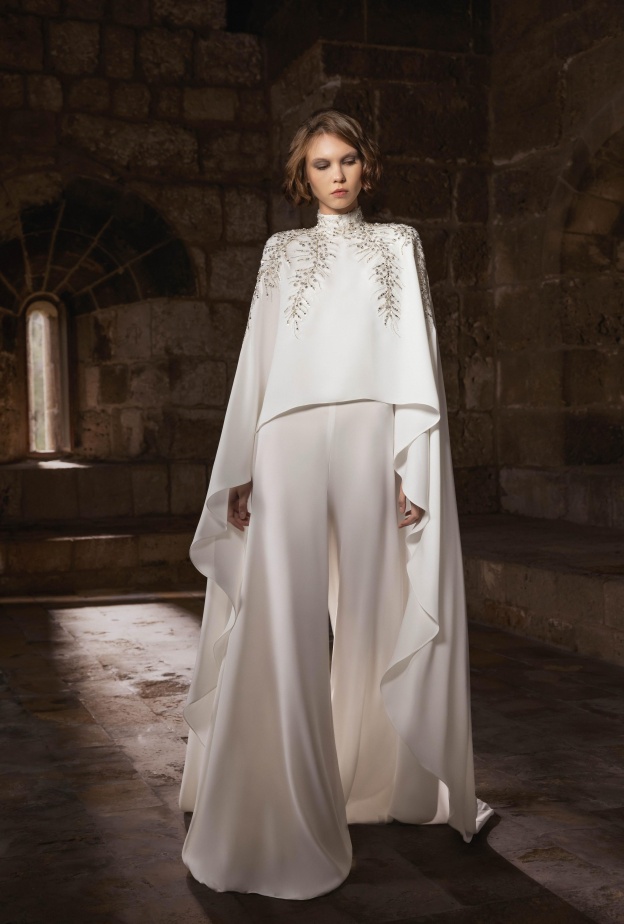 إطلالة مزخرفة مع الكايب من مجموعة طوني ورد لشتاء 2026