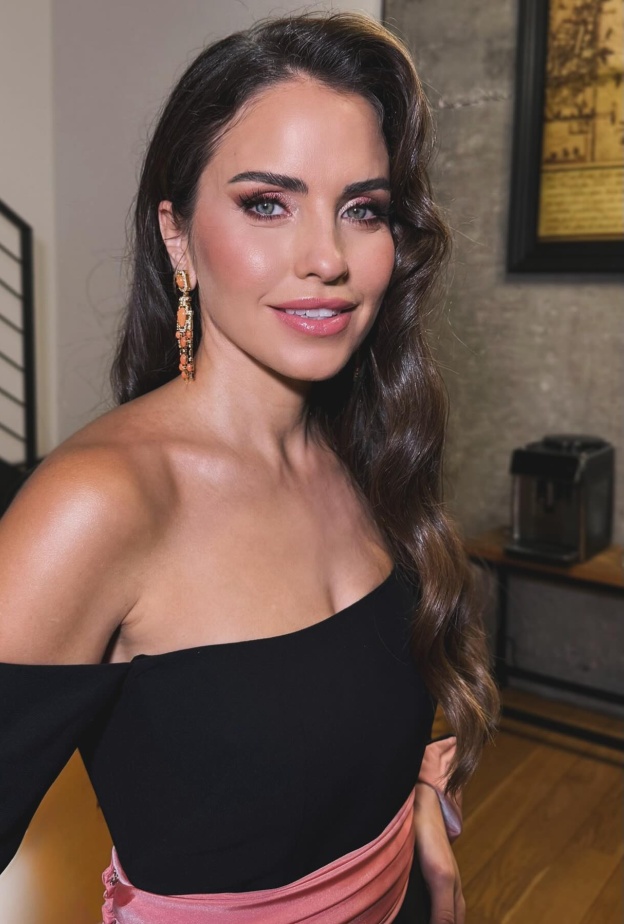 آصلي تاندوغان Aslı Tandoğan مواليد 2 أبريل