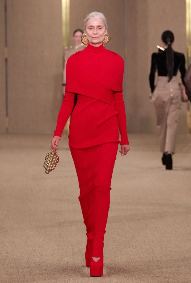 لا لقيود العمر في عالم الأزياء... مع منسقة أزياء "هي" الخاصة