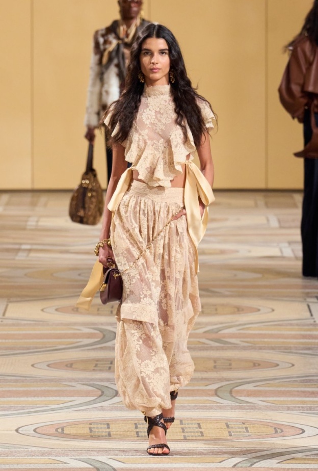 تعرفي على شخصية الأسلوب الرومانسي مع منسقة أزياء "هي" الخاصة