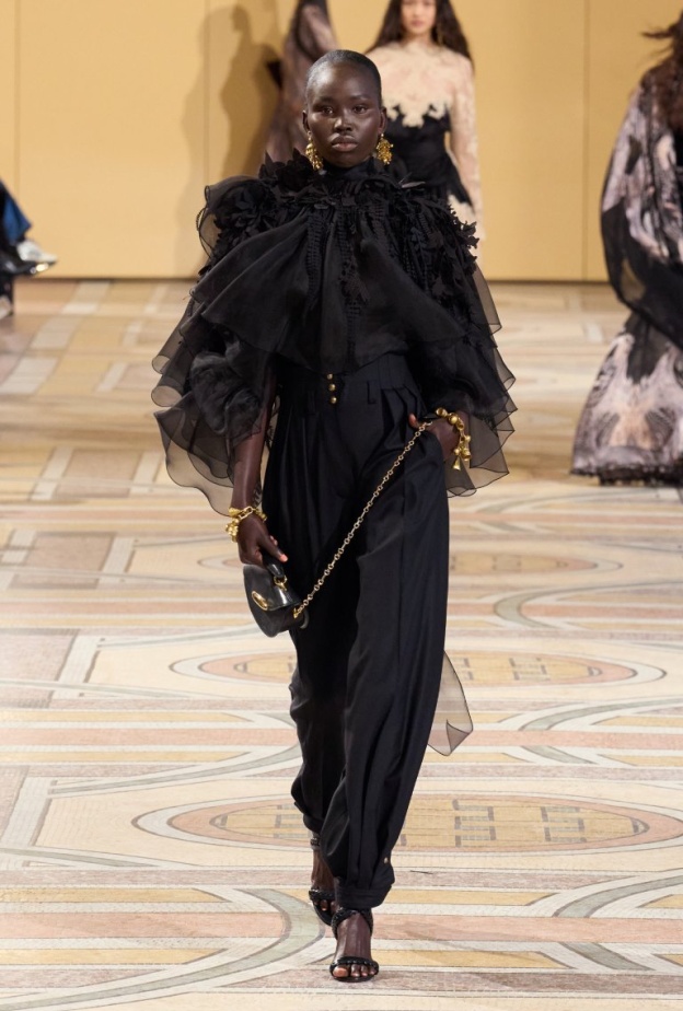 تعرفي على شخصية الأسلوب الدراماتيكي مع منسقة أزياء "هي" الخاصة