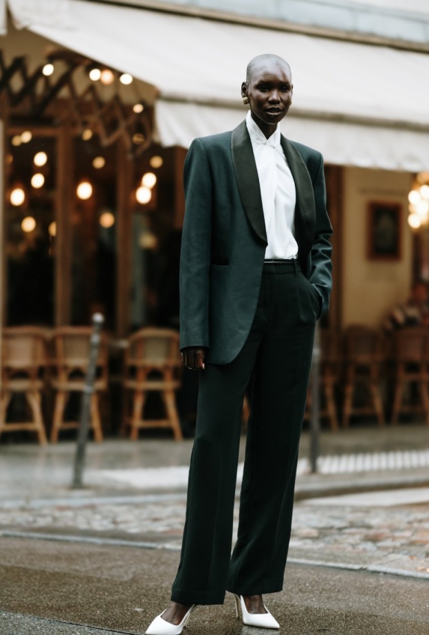 إطلالة رسمية من شوارع باريس ربيع صيف 2025