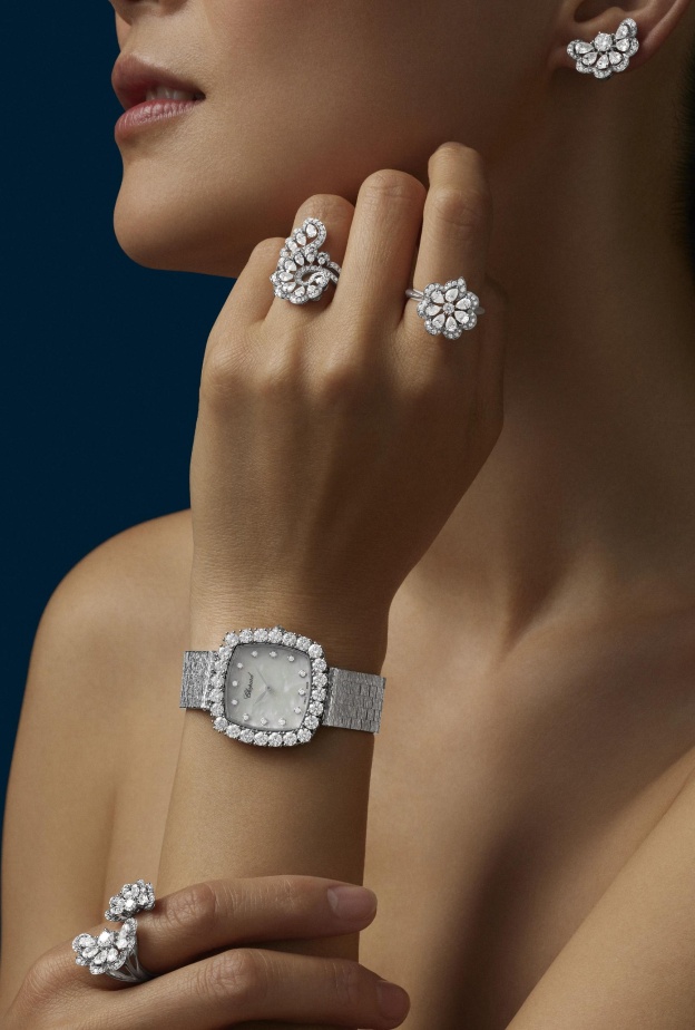 الألماس يحيط بالميناء بتناسق أنيق في ساعة L’Heure du Diamant
