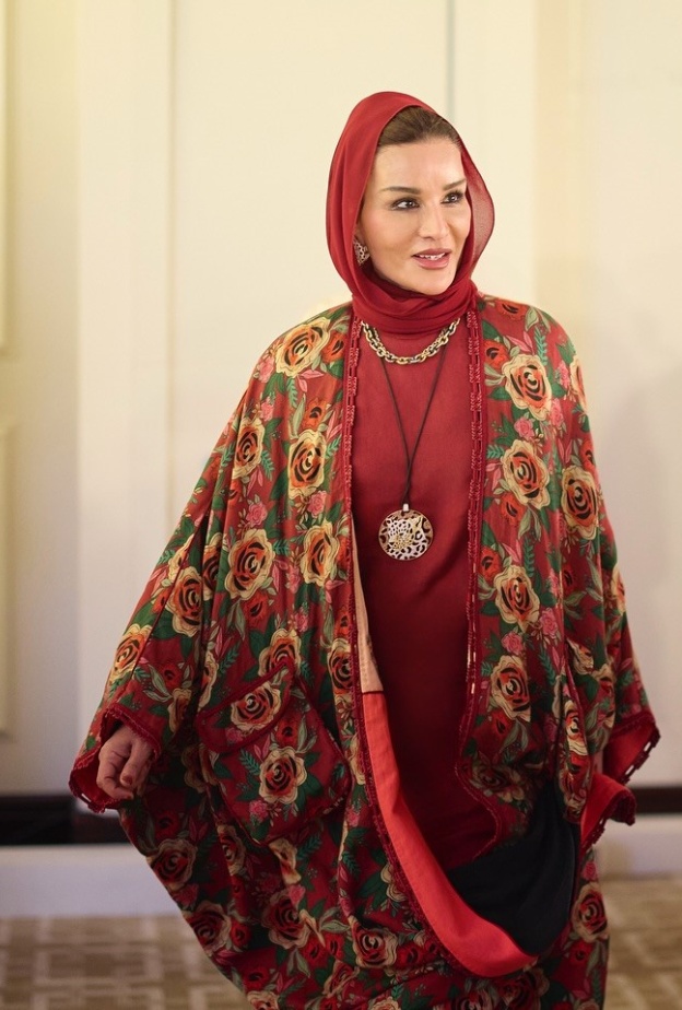 الشيخة موزة تبهر العالم بمجوهرات استثنائية