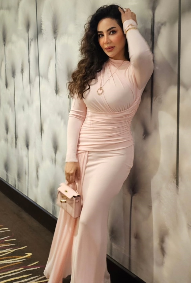 اختلاف النجمات في تنسيق تصاميم المجوهرات رغم تشابه الأزياء نفسها