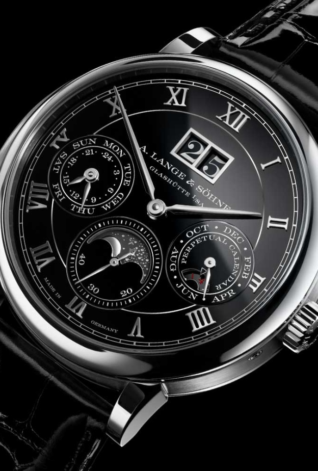 تفاصيل ميناء ساعة MINUTE REPEATER PERPETUAL من A. Lange & Söhne تناغم فني بين المينا السوداء والمؤشرات المعقدة