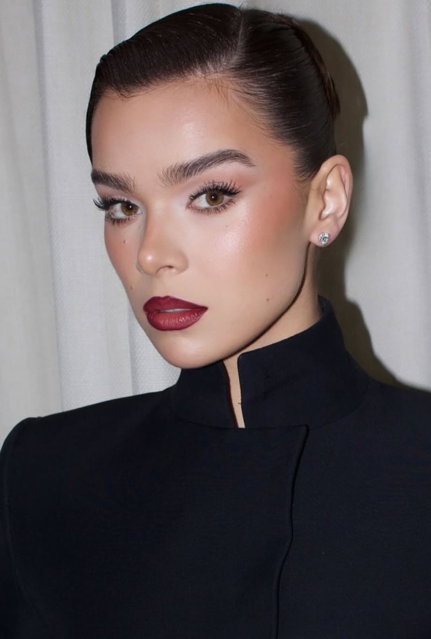 رسمات المكياج الاحمر مع الشعر المرفوع بأسلوب Hailee Steinfeld
