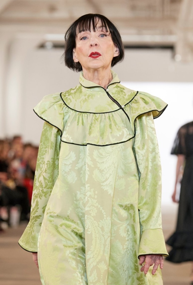 الحرير... لمسة الأنوثة الخالدة لكل الأعمار مع منسقة أزياء "هي" الخاصة