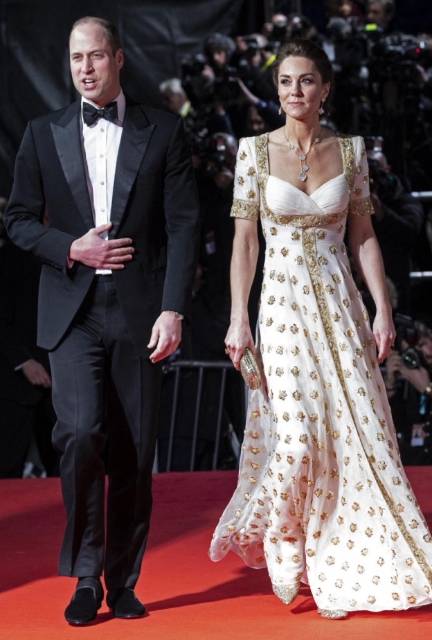 أقراط ذهبية من وحي الملكات والأميرات