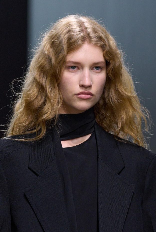 كيفية ترطيب الشعر الجاف قبل السشوار