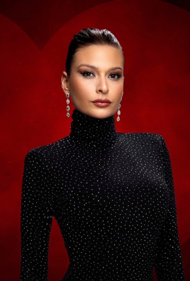  باميلا الكيك بطلة مسلسل آسر تُنسق المجوهرات الفارهة مع فساتين السهرة المرصّعة 